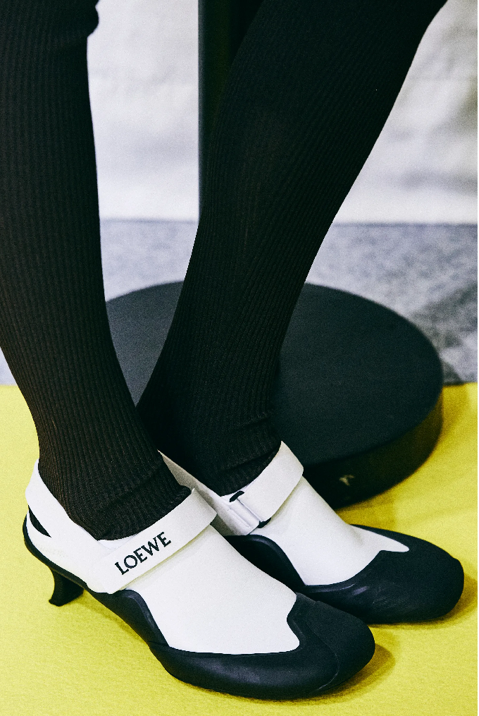 Изюминкой новой коллекции Loewe стали резиновые туфли на небольшом каблуке