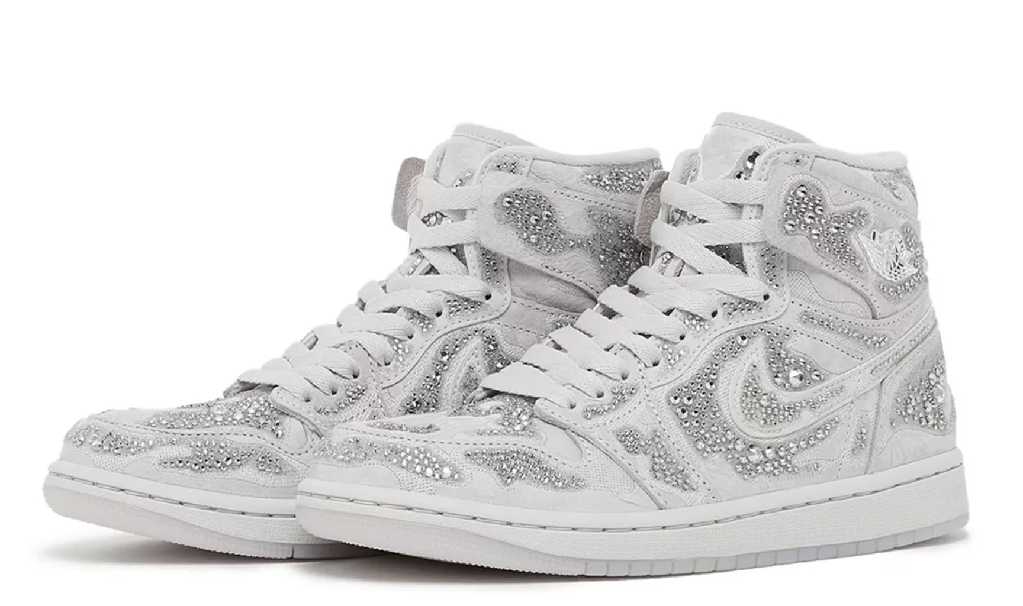 Nike поддерживает тренд на кристаллы в украшении верха кроссовок