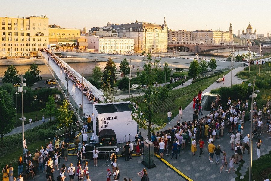 Зарядье метро. Парк Зарядье Москва. Парк Зарядье парящий мост. Парк Зарядье 2017. Парк Зарядье сейчас.