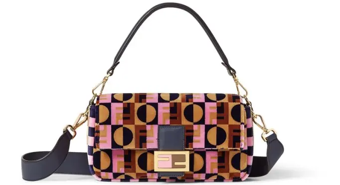 Выходит коллаборация Fendi и сериала «Эмили в Париже» 