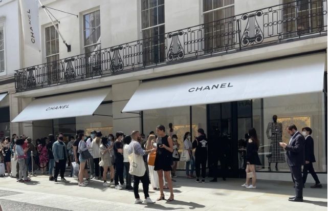 В бутики Chanel в Лондоне выстроились огромные очереди 