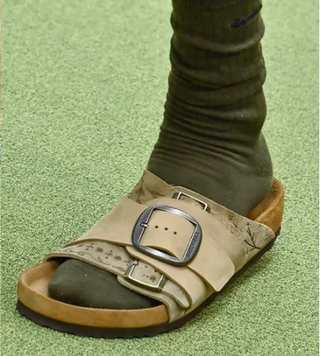 Новая коллаборация Sacai x Birkenstock в Париже