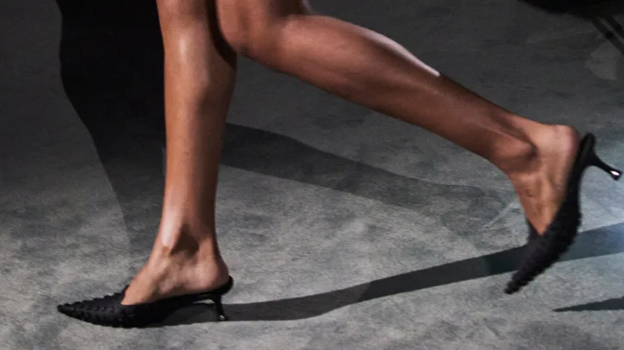 В коллекции Alexander Wang весна-лето 2026 - обувь, отпечатанная на 3D принтере