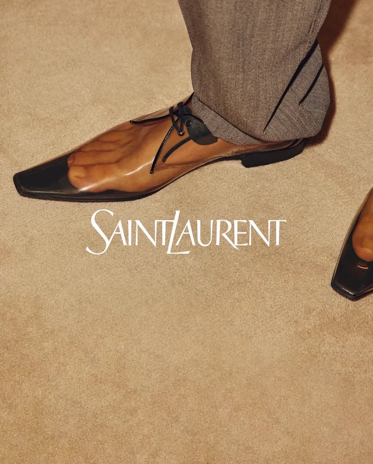 Saint Laurent привносит тренд на прозрачную обувь в мужскую моду 