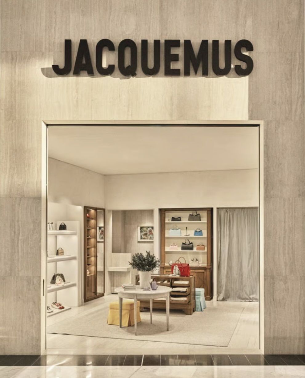 Jacquemus открыл  магазин в парижском международном аэропорту Шарль де Голь