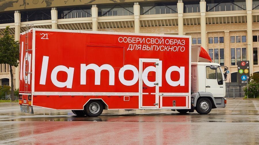 Lamoda отправила по улицам Москвы Lamodaмобиль для подготовки к выпускному