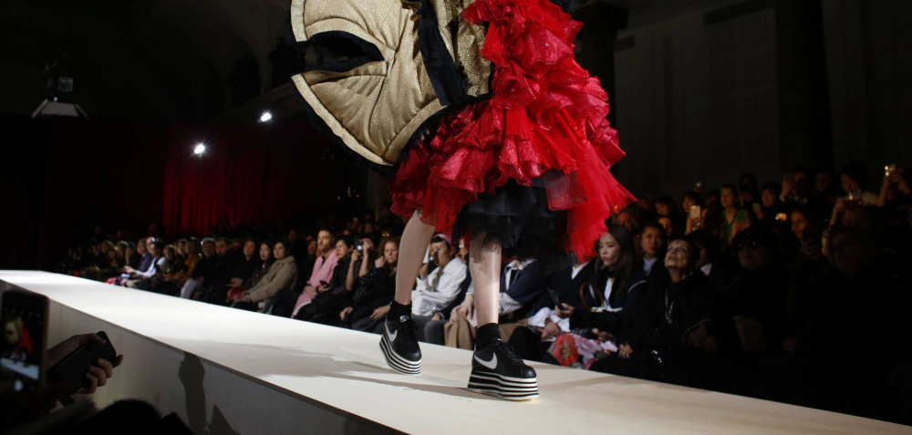 Акцент на кеды. Обувные бренды стараются включать в свою коллекцию модели спортивного стиля. 