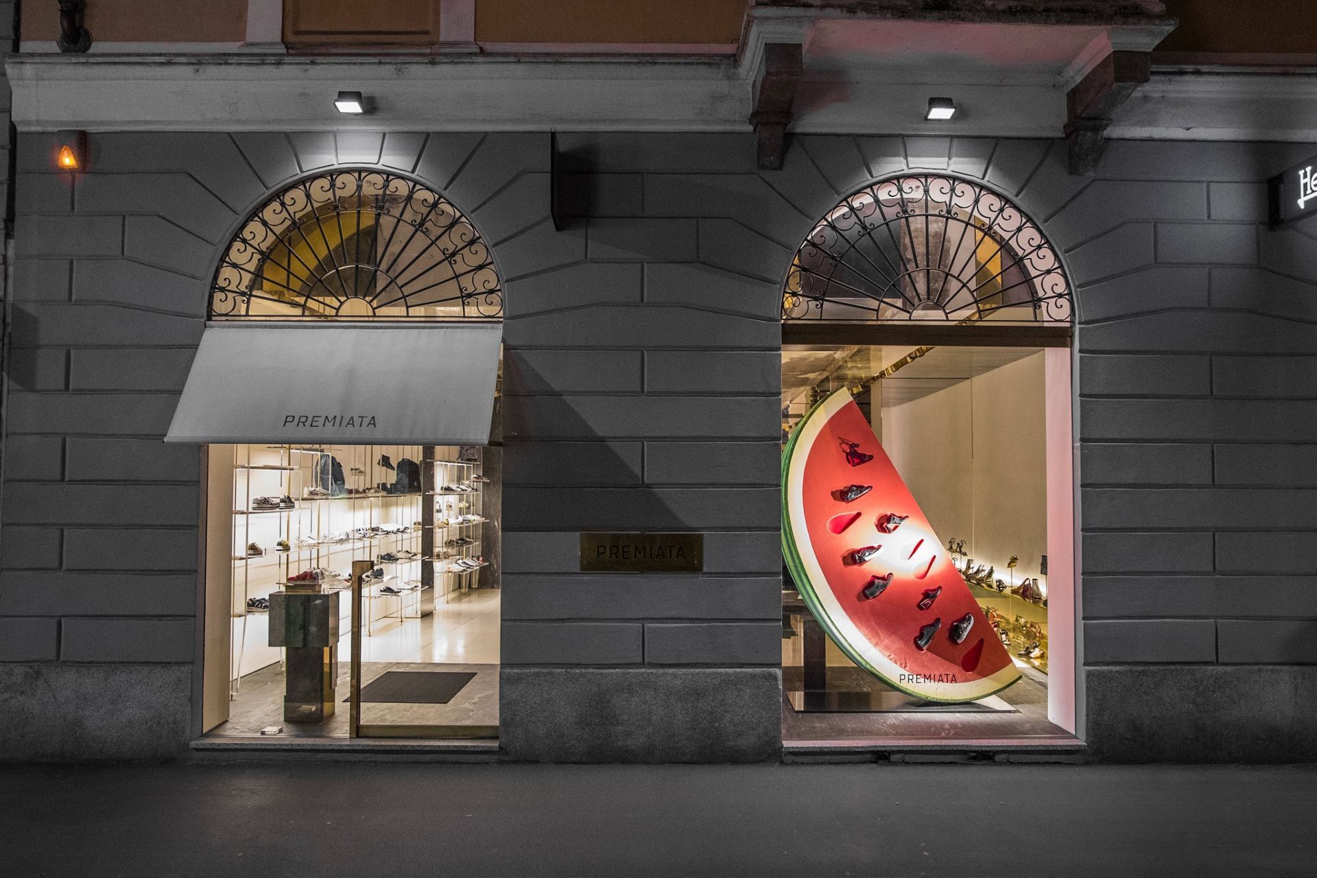 Витрина магазина люксовой обуви Premiata в Милане с вечерней подсветкой