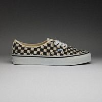 Кеды Vans украсили жемчугом и камнями