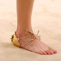 Новые сандалии Chanel составляют лишь треть традиционной обуви