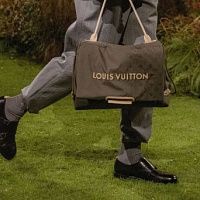 Тема коллекции Louis Vuitton FW’26 — «Timeless» — это новый взгляд на проверенное временем.