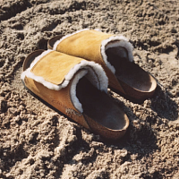 Stüssy и Birkenstock выпустили новые пушистые сандалии