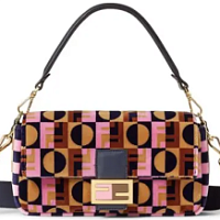 Выходит коллаборация Fendi и сериала «Эмили в Париже» 