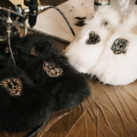 Сабо Crocs обрели пушистый верх