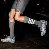 Вышла новая коллаборация люксового и спортивного брендов — Thom Browne x Asics.