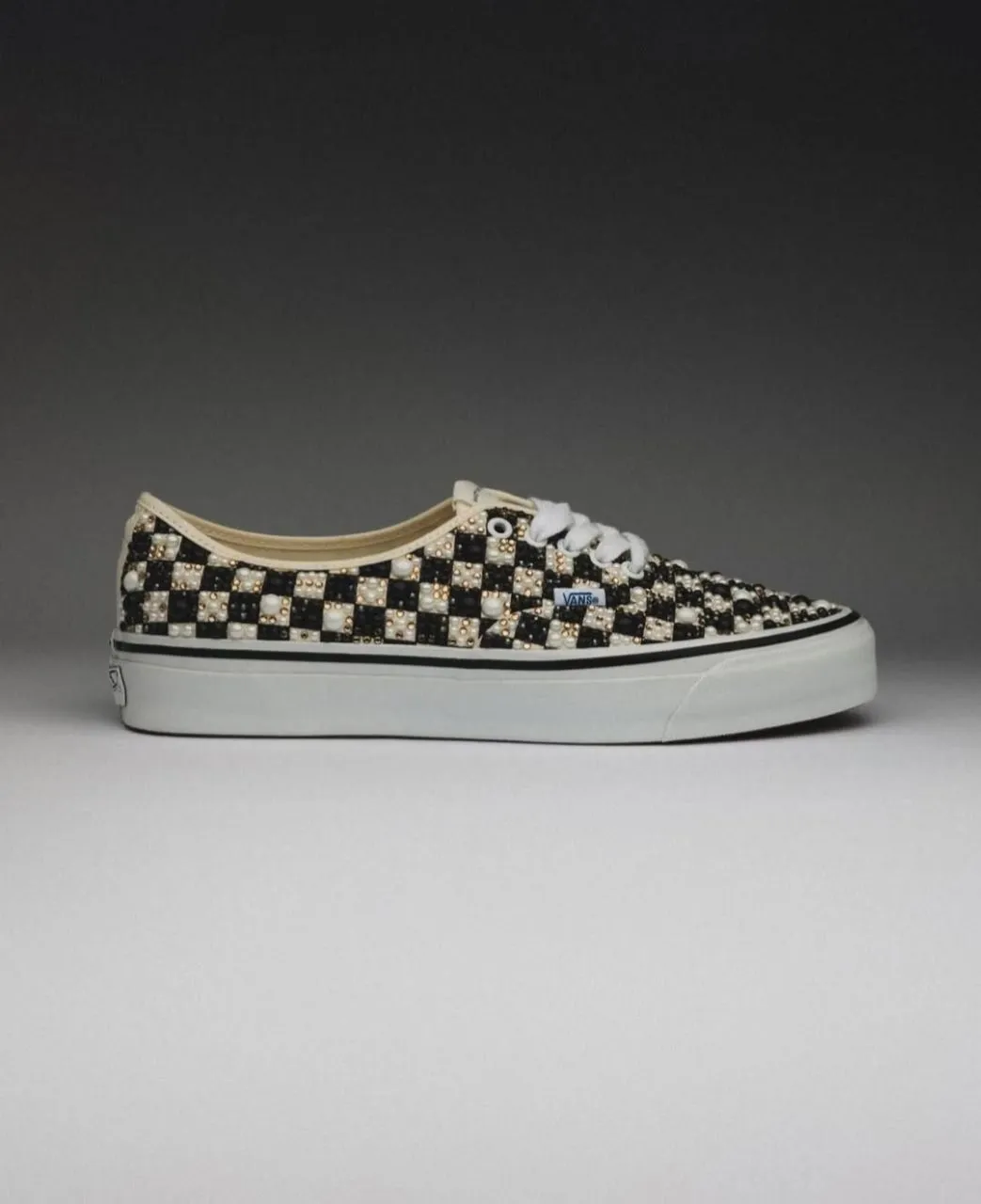 Кеды Vans украсили жемчугом и камнями