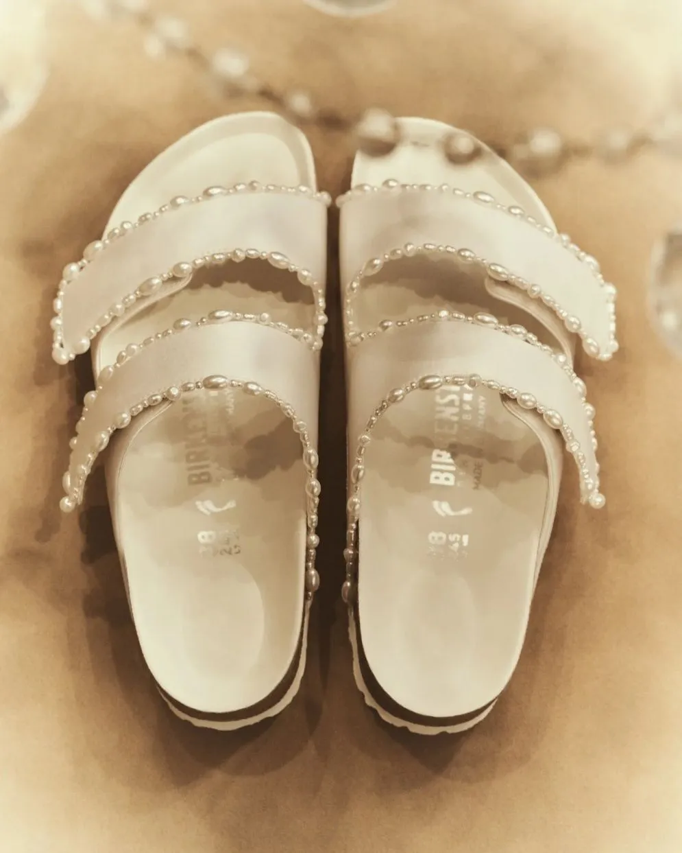 Birkenstock выпустил коллекцию свадебных сандалий