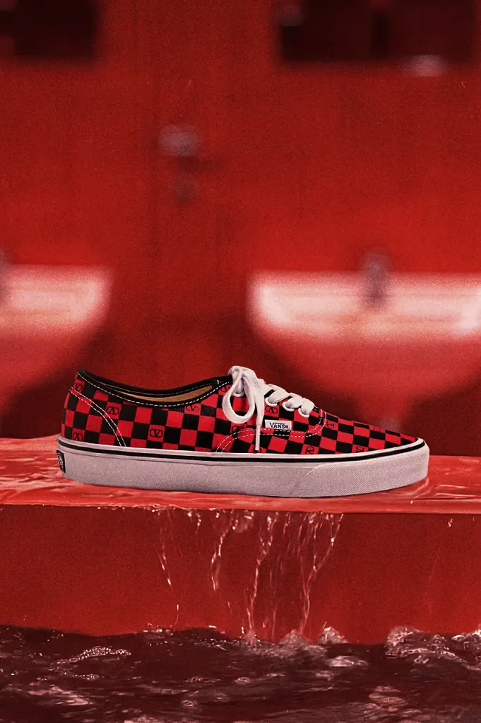 Выходит коллаборация  Valentino x Vans 